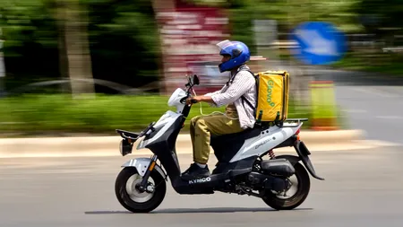Trei livratori din București, BĂTUȚI și cu motoscuterele distruse. Cine sunt agresorii