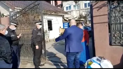 Poliția Locală din Craiova i-a adus înapoi unei femei gunoiul pe care îl aruncase într-o intersecție. „Doamnă, v-ați pierdut gunoiul!” | VIDEO