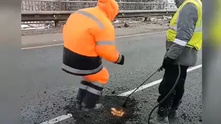 VIDEO. Imagini virale. Doi muncitori asfaltează un drum cu picioarele