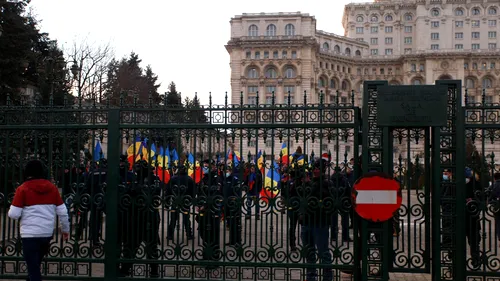 Ministrul de Interne, Lucian Bode, susține că protestatarii AUR nu au vandalizat nicio mașină a corpului diplomatic, dar e contrazis de Ambasada SUA la București