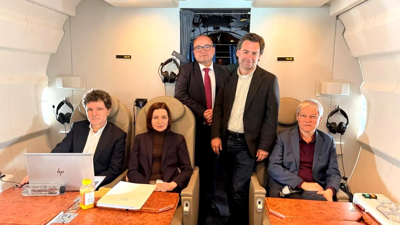 Dacian Cioloș s-a fotografiat cu Nicușor Dan și Maia Sandu, în avionul care i-a dus în Armenia