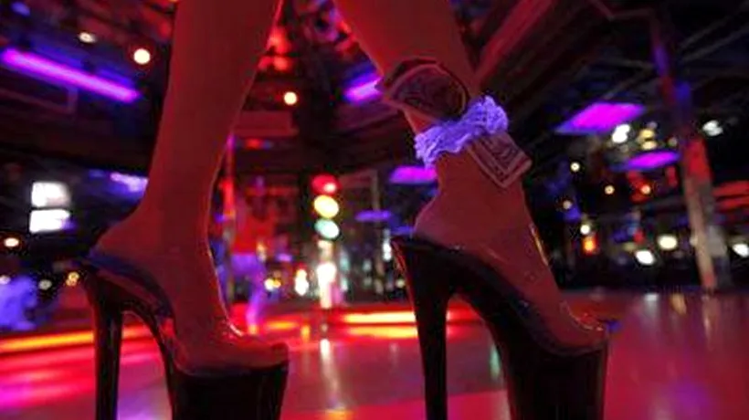 O firmă de recrutare britanică a trimis o femeie să se angajeze într-un club de striptease