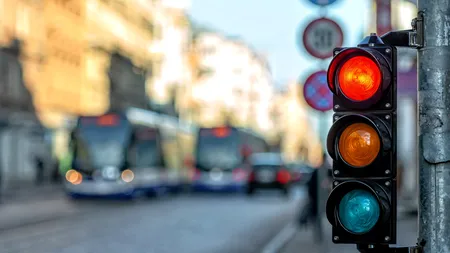 Spune adio semafoarelor tradiționale: Uniunea Europeană ia în considerare adăugarea unei a patra culori. Ce semnifică „faza albă”