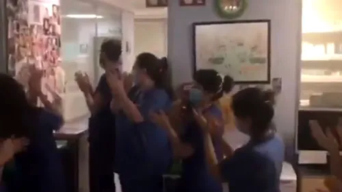 MOMENTE EMOȚIONANTE | Un bebeluș este aplaudat de medici după ce timp de trei săptămâni a respirat doar cu ajutorul ventilatorului - VIDEO