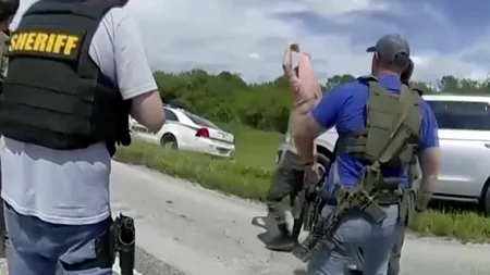 Momentul reținerii individului suspectat că intenționa să îl asasineze pe TRUMP /Bărbatul, pus sub acuzare pentru deținere ilegală de arme