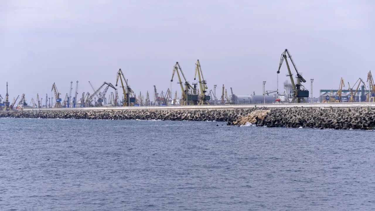 Portul Constanţa va asigura alimentarea electrică a navelor la cheu, printr-un PROIECT cu fonduri europene / Contract de aproape 90 de milioane de lei