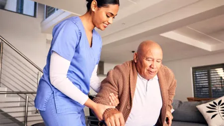 O badantă tinerică s-a angajat în casa unui pensionar de 90 de ani. Ce îi făcea bătrânul, când femeia dădea cu aspiratorul