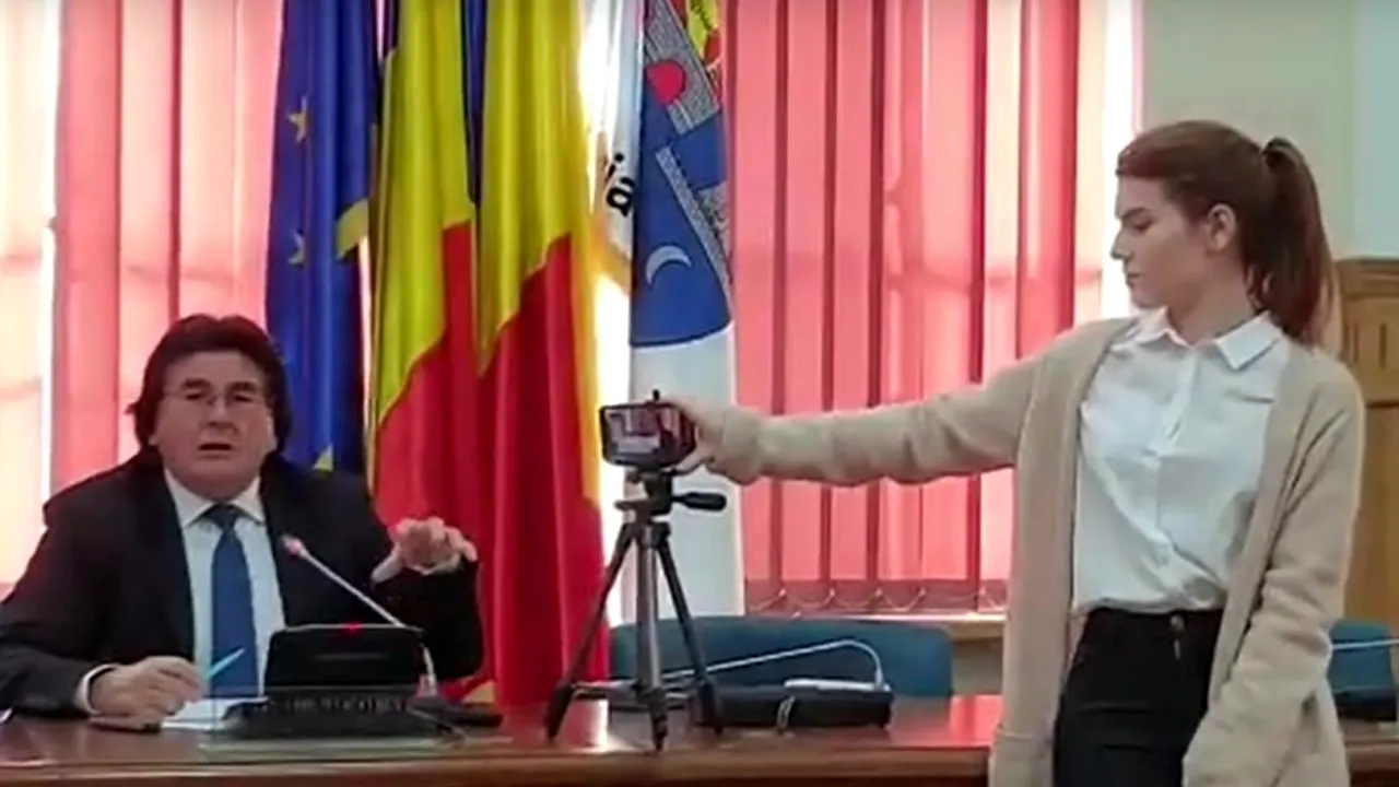 Justificarea halucinantă a primarului Nicolae Robu, după ce și-a folosit asistenta pe post de stativ pentru telefon: „Am rugat-o să țină degetul”
