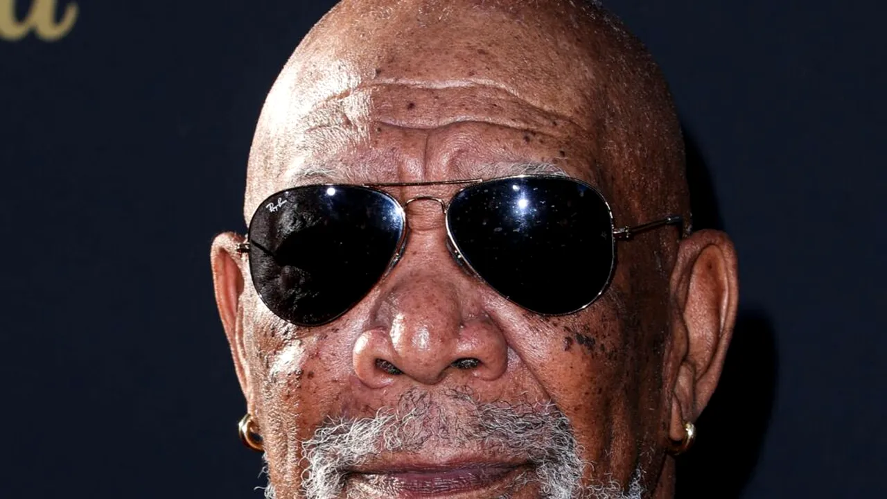 Motivul pentru care Morgan Freeman poartă mereu cercei din aur. Actorul îi poartă de la 35 de ani