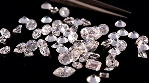 Furt sofisticat de bijuterii. O româncă a furat diamante în valoare de peste 4 milioane de lire sterline şi le-a înlocuit cu pietricele de grădină