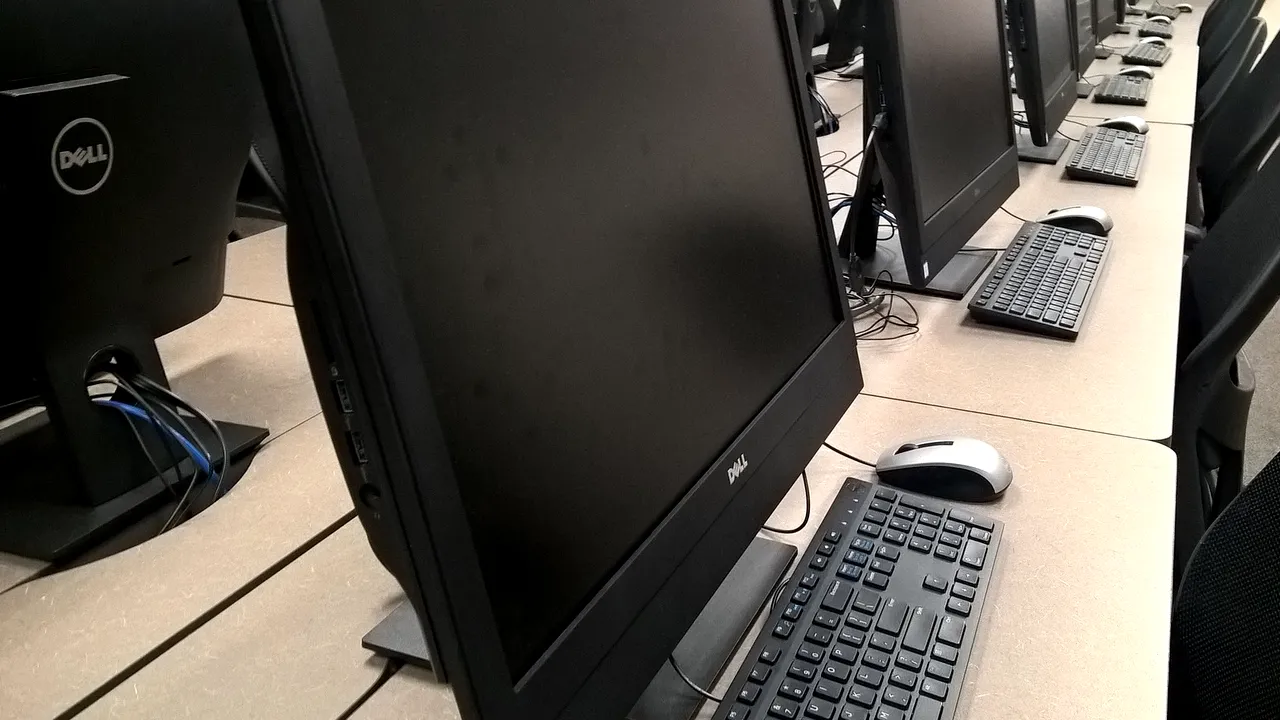 Județul în care toate unitățile de învățământ au conexiune la internet, dar nu și apă sau băi 