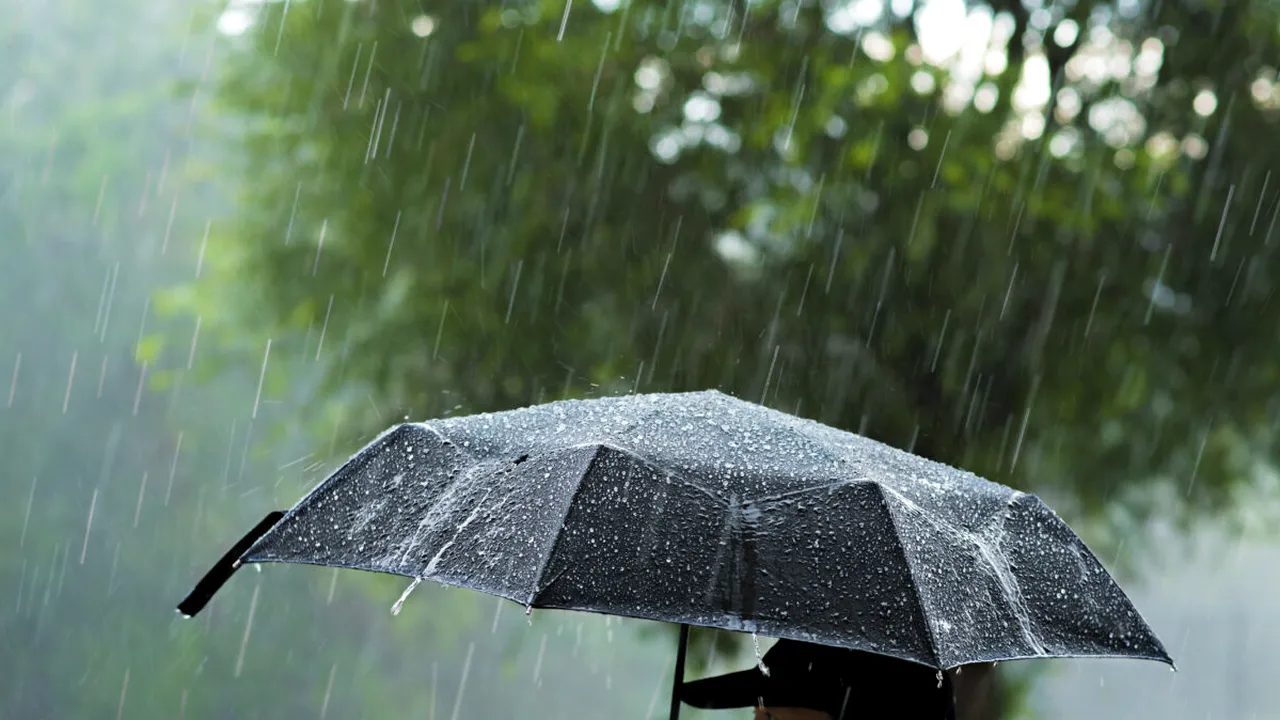 Meteorologii au emis COD GALBEN de vreme rea! Ploi torențiale, grindină, descărcări electrice în peste jumătate de țară