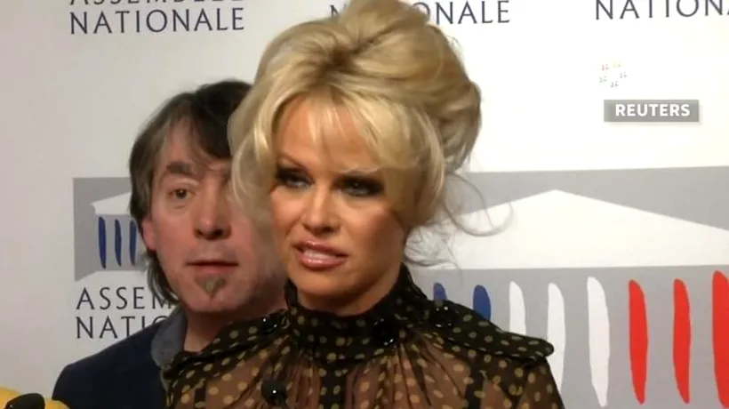 Pamela Anderson a protestat în Parlamentul francez împotriva modului în care se obține foie gras
