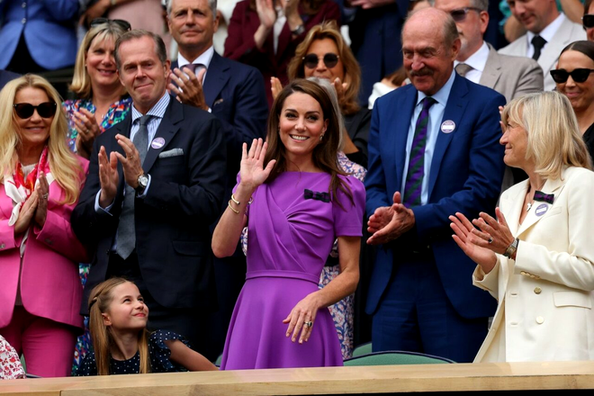 Ducesa de Cambridge, îmbrăcată în rochie violet. Sursa Foto: Profimedia  