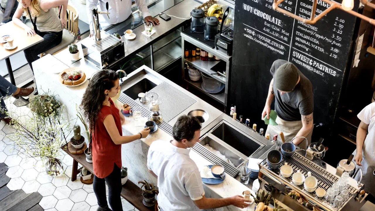 Prima cafenea din lume condusă de inteligența artificială. De ce acest experiment ridică, deja, serioase semne de întrebare