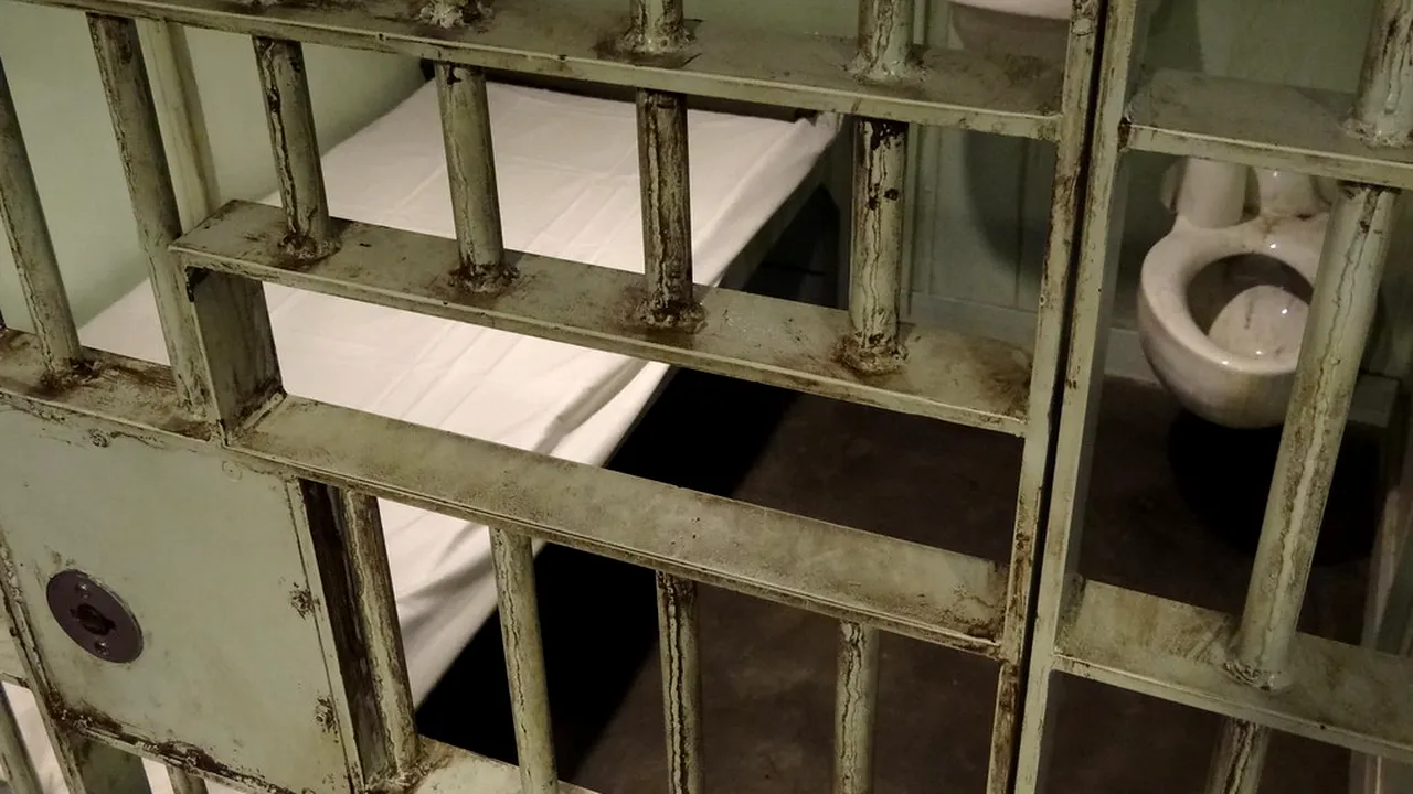 Condamnată la închisoare pentru o glumă pe Facebook! Un verset din Coran a băgat-o după gratii