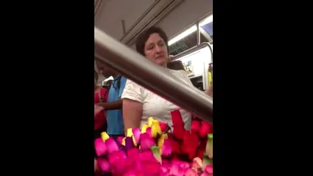 Un bărbat a cumpărat la metrou 140 de trandafiri de la o femeie apoi a făcut ceva incredibil. „Îți voi da 140 de dolari, dar trebuie să-mi faci o favoare