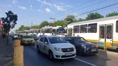 Tramvaie blocate zeci de minute în București după ce o şoferiţă și-a parcat mașina pe șine