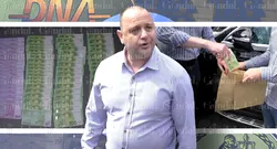 „Filmul” flagrantului care a dus la REȚINEREA inspectorului ANAF de DNA: „Bă băiatule, decât să iau două salarii din alea, plătește și tu 1 milion”