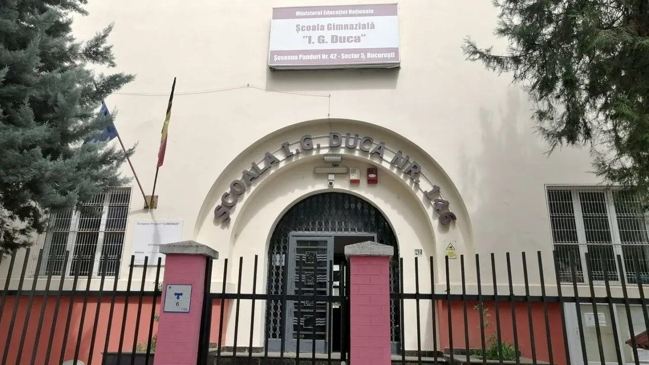 (P)Primarul Vlad Popescu Piedone 5 așteaptă ca Primăria Capitalei să semneze, ca să poată reabilita școlile