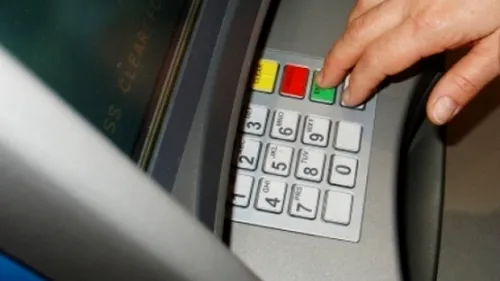 Doi români, arestați la un bancomat al băncii Chase din New York pentru fraudă