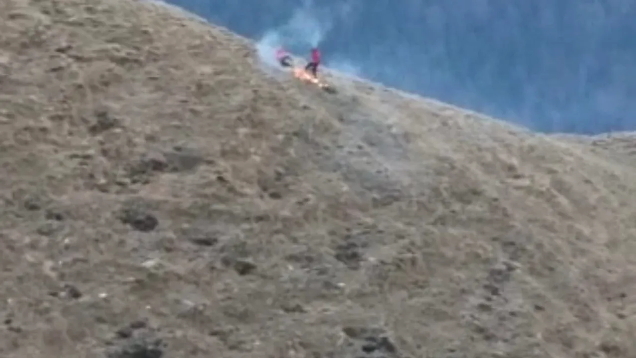 Un turist a incendiat pajiştea de la Crucea Caraiman. Ce amendă a primit bărbatul