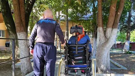 Doi bunici, soț și soție, dintr-un centru de îngrijire din Dâmbovița, își duc dorul în fiecare zi pentru că nu se mai recunosc