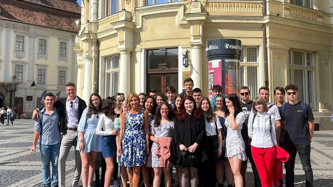 Prima zi de școală. Carmen Iohannis: ”Să nu ne încurce pandemia, să scăpăm de ea”