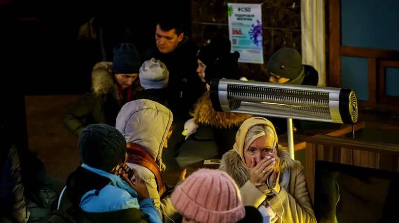 Mii de ucraineni disperați încearcă să se urce în „trenurile vieții” din gara Kiev