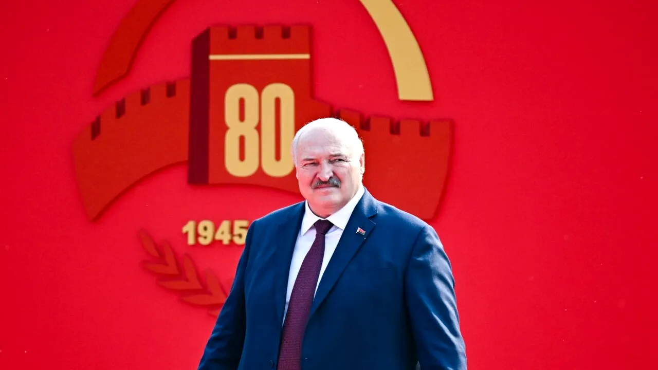 Lukașenko aleargă după doi iepuri. S-a jucat cu Putin de-a războiul, la Zapad 2025, dar curtează SUA. „Are sabia lui Damocles deasupra capului”