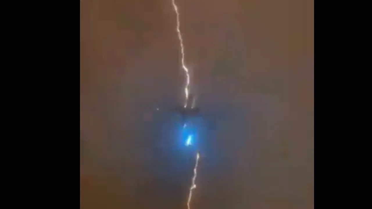 Imagini INCREDIBILE! Un Boeing 777 a fost lovit de un fulger, la scurt timp după decolare