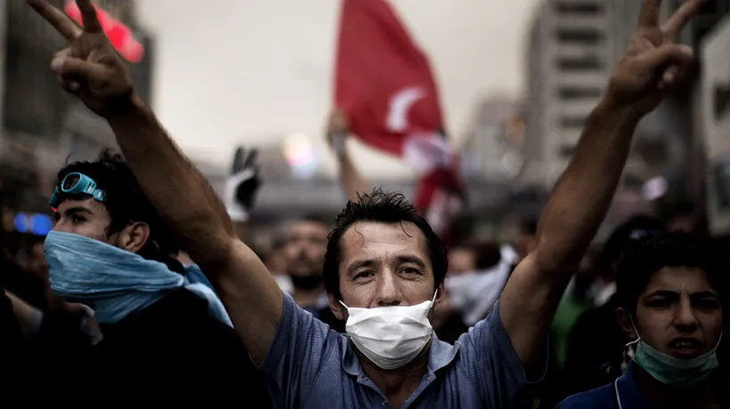 Protestele din Turcia continuă pentru a șasea zi. Guvernul se scuză cu jumătate de gură, dar protestatarii nu vor să cedeze: Sunt încolțiți