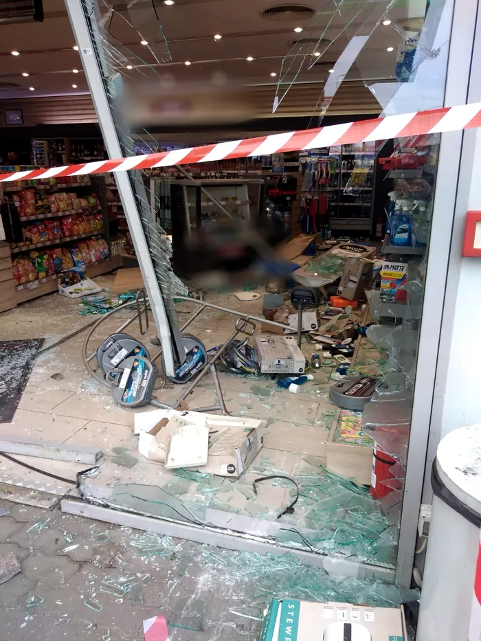 FOTO: Șoferul unui Mercedes a distrus o parte dintr-o benzinărie din Arad în timp ce dădea cu spatele / Sursa foto: IPJ Arad