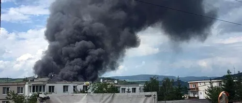 Incendiu puternic în Harghita: Doi muncitori au suferit arsuri după ce un depozit de dezmembrări auto a luat foc - VIDEO