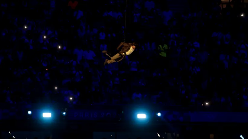 Jocurile Olimpice s-au încheiat cu o ceremonie spectaculoasă. TOM CRUISE a plecat cu steagul olimpic printr-o cascadorie desprinsă din filme