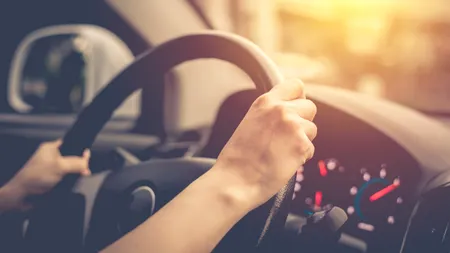 Tinerii ar putea avea PERMIS de conducere de la 17 ani. Care este condiția