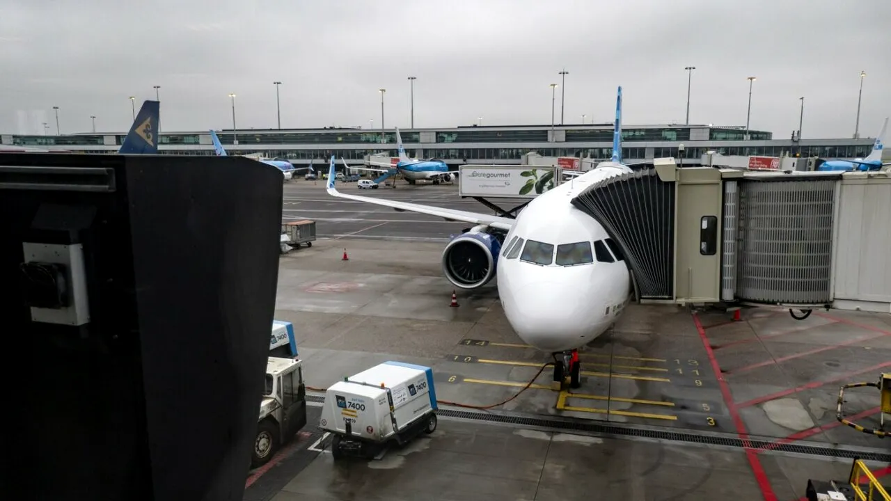 Un avion folosit în trecut de regele Charles și de Rishi Sunak a aterizat de URGENȚĂ după desprinderea unor geamuri