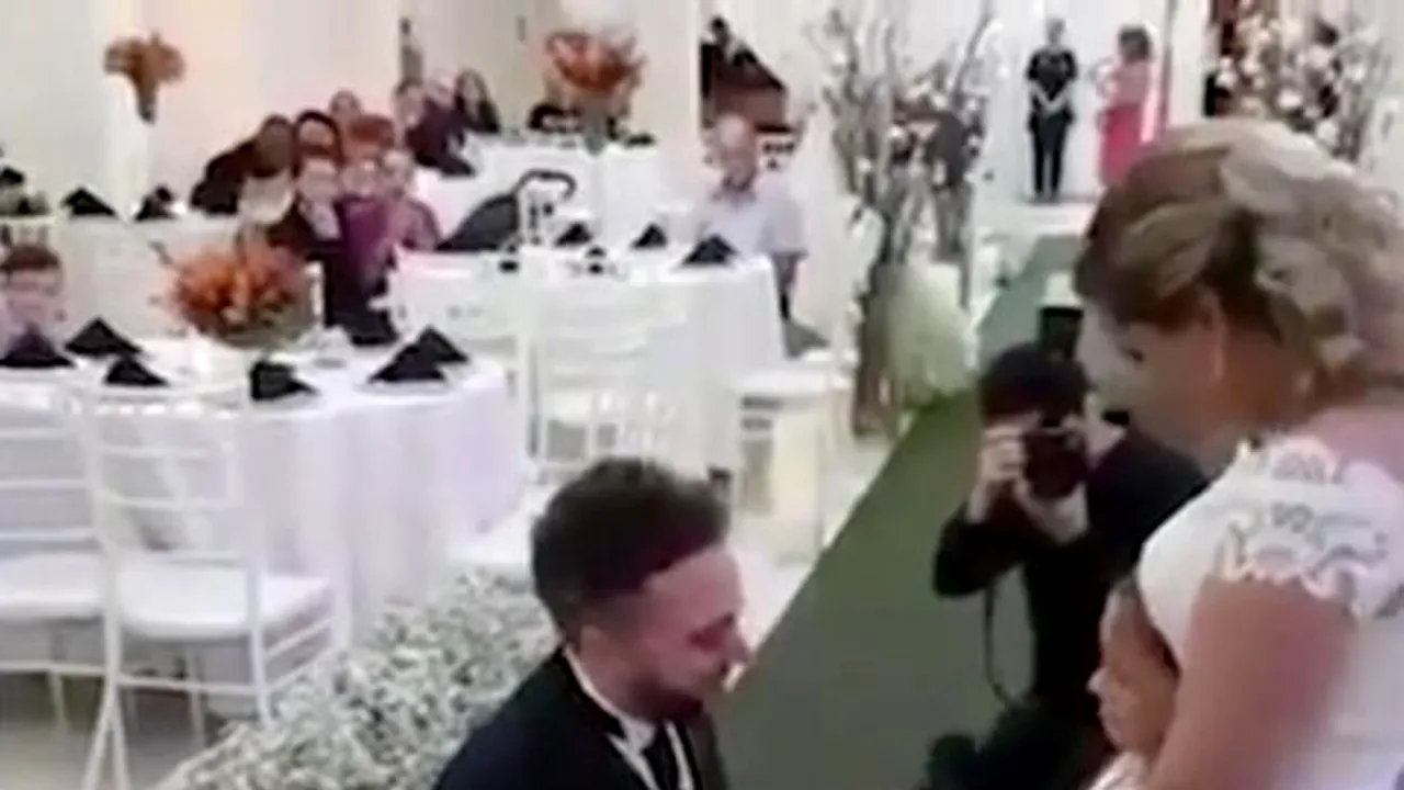 În timpul nunții, mirele a îngenuncheat, dar nu în fața miresei. Cererea cu care a uluit pe toată lumea