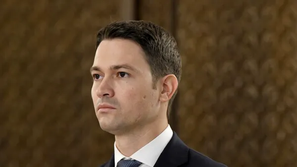 Robert Sighiartău, secretarul general al PNL, anunță că Partidul Național Liberal este pregătit să treacă în opoziție. Refuză un guvern cu PSD