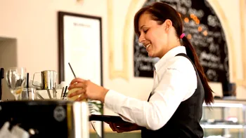 Anunț de angajare controversat oferit de un PUB din Cluj-Napoca. Ce salariu li se oferă chelnerilor