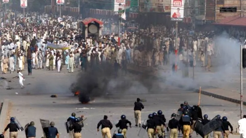 Sute de pakistanezi manifestează la Karachi împotriva filmului Inocența musulmanilor