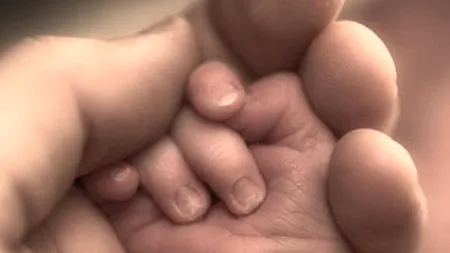 Oradea: Copil de un an mort, fratele său geamăn în stare gravă, din cauza unui virus neidentificat
