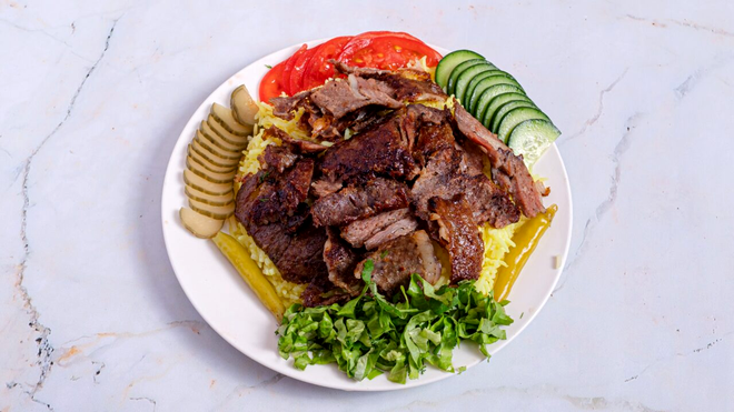 Kebab la farfurie. Sursa Foto: Shutterstock 