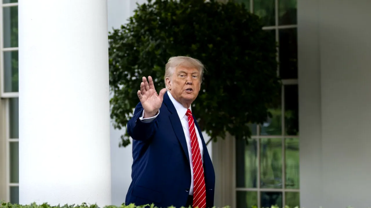 Trump SUGEREAZĂ că ar putea reduce tarifele aplicate Chinei /„Taxele de 80% impuse Chinei par a fi ceva corect”