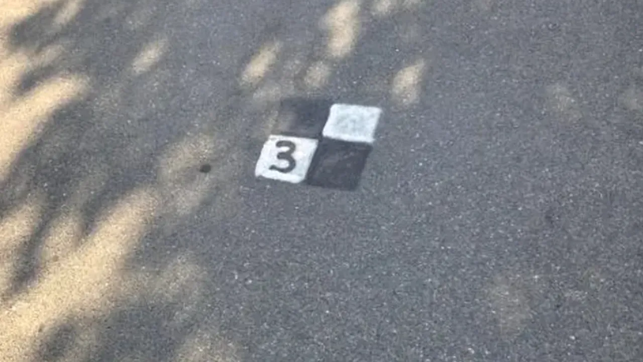 Semnul ciudat care a apărut la metroul din Bucureşti. Ce reprezintă, de fapt, pătratele negre şi albe alăturate