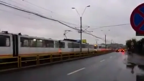 Coadă uriașă de tramvaie pe linia 41, după ce un vagon s-a blocat pe Podul Ciurel. Toată circulația din zonă este îngreunată. VIDEO