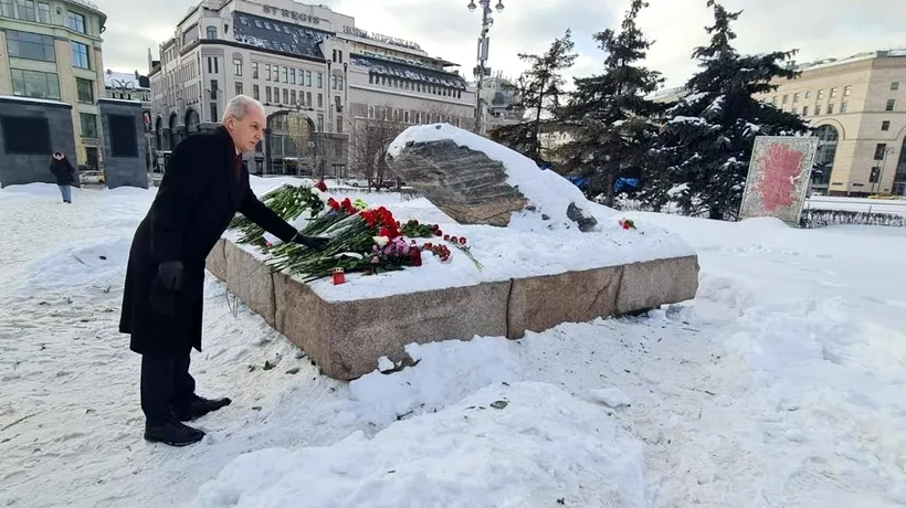Ambasadorul României la Moscova a depus  o coroană de flori la Piatra Solovetski, pentru a comemora moartea opozantului rus Alexei Navalnîi