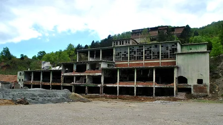 EXCLUSIV VIDEO | Mărirea și decăderea combinatului de cupru de la Zlatna. Metalul roșu căutat de toată lumea stă de 20 de ani în spatele porților cu lacăte ruginite 