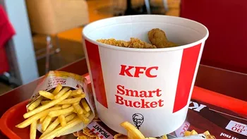 Un clujean a comandat acasă un „bucket” de la KFC, la 68 lei. Ireal ce era în „găleată”, de fapt