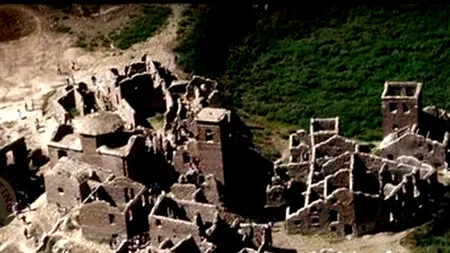 GALERIE FOTO. Satul-fantomă din Italia, care iese din când în când de sub ape. A fost văzut ultima oară în 1994